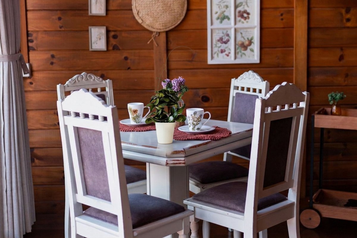 The same table with the potted plant standing between the two cups