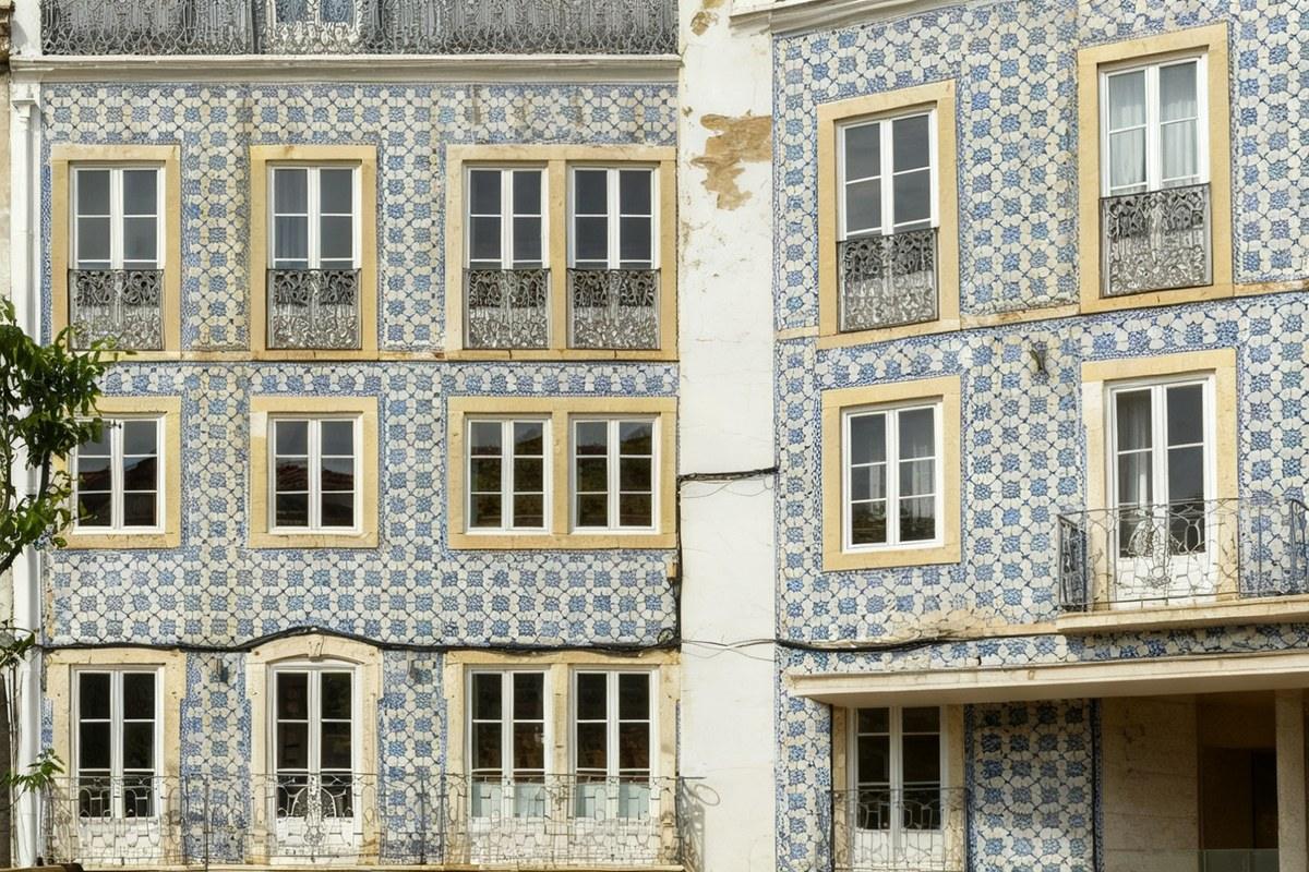 The widened frame, where the tile pattern and the window rows stop lining up past the join